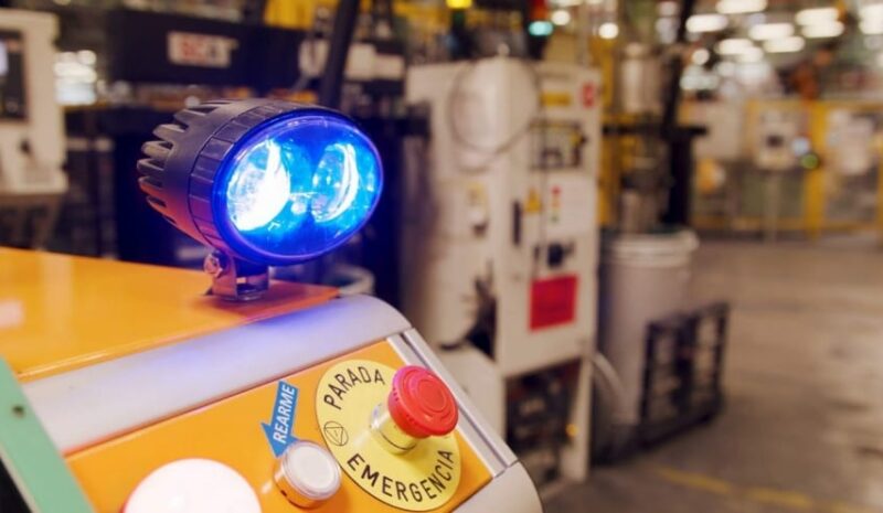 Un robot con tecnología de conducción autónoma hace la vida más fácil a los operarios de la planta Ford de Valencia