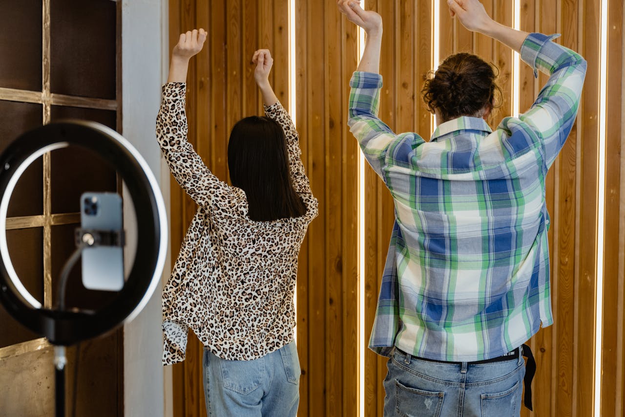 jovenes-grabando-un-video-para-tiktok