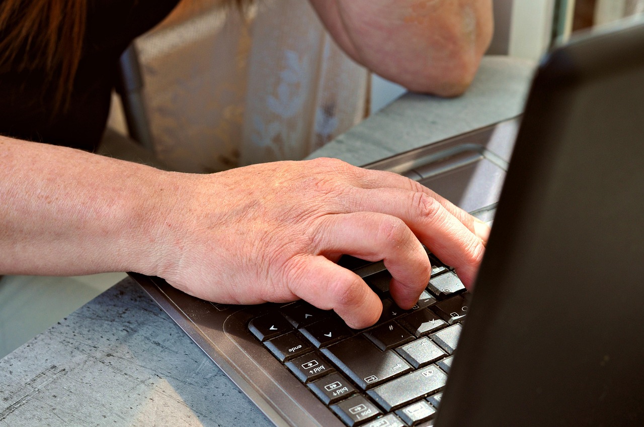 hombre-trabajando-desde-casa-gracias-a-una-herramienta-de-trabajo-colaborativo