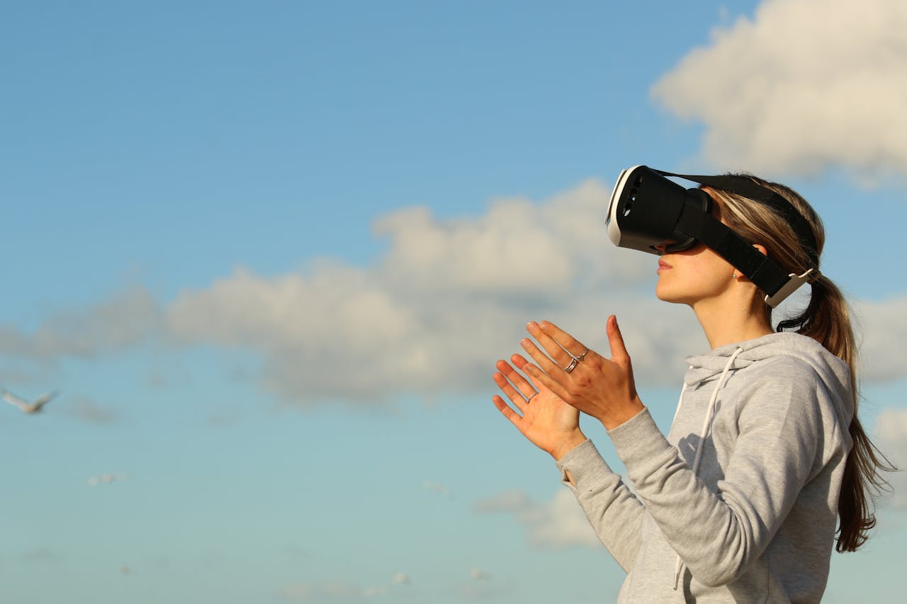 mujer-con-gafas-de-realidad-virtual-movil