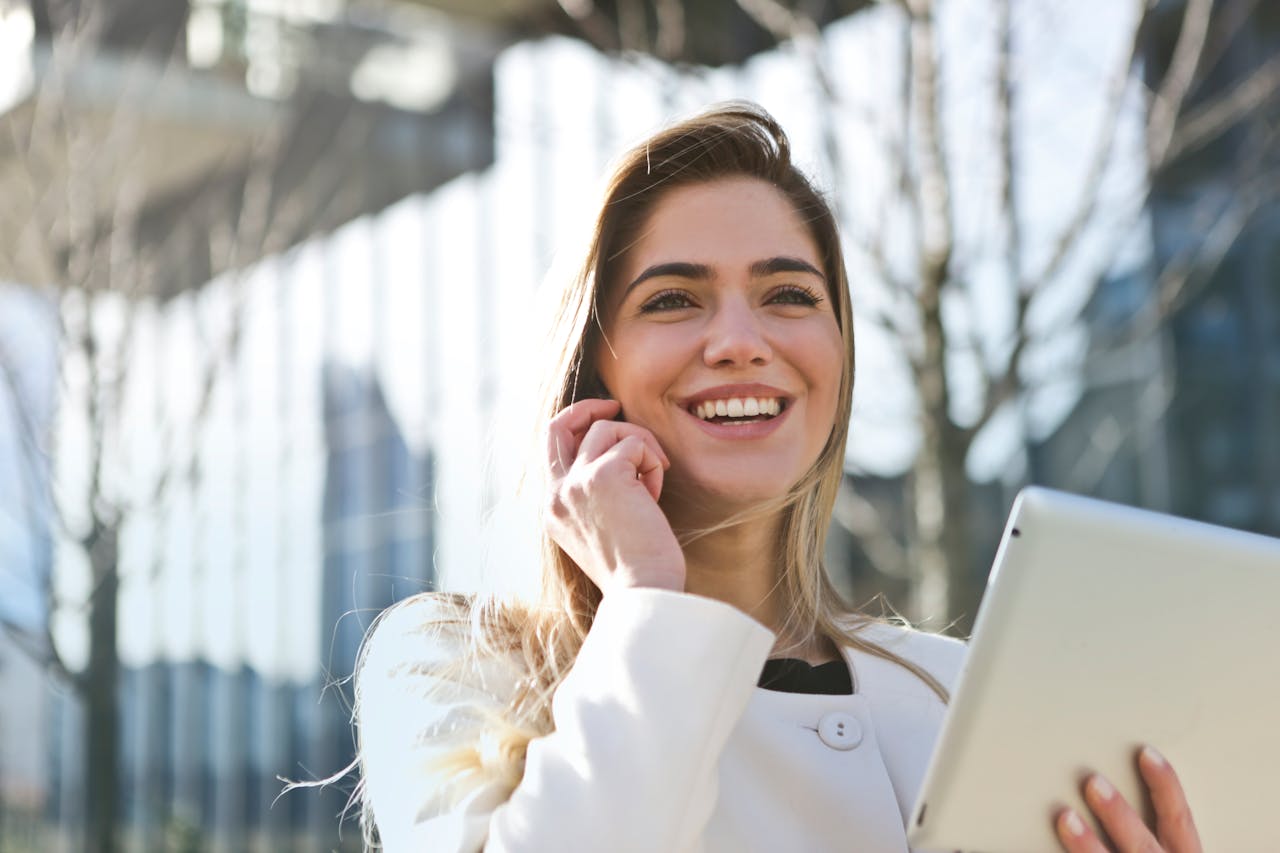 mujer-trabajadora-con-tablet-y-seguridad-en-telefonia-movil