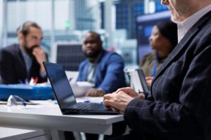 Discusión sobre medidas de regulación de plataformas digitales en España