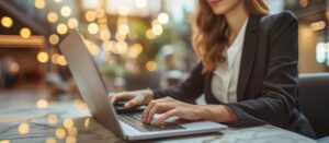 Trabajadora gestionando la reputación online de su negocio