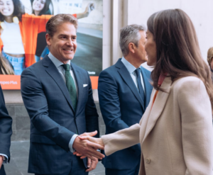 Karim Bulaix Presidente de Cámara de Ceuta saludando a la Reina Letizia