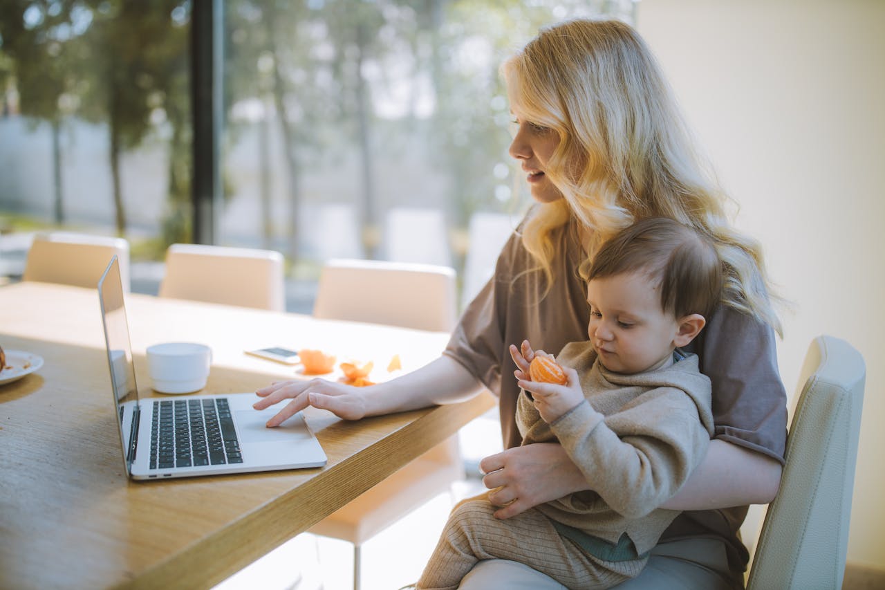 mujer-con-su-hijo-teletrabajando-una-opcion-para-acceder-a-las-profesiones-mejor-pagadas
