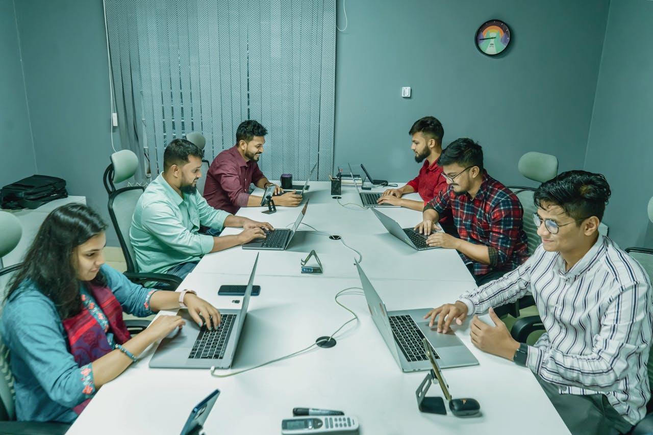 equipo-trabajando-para-proporcionar-el-mejor-almacenamiento-en-la-nube