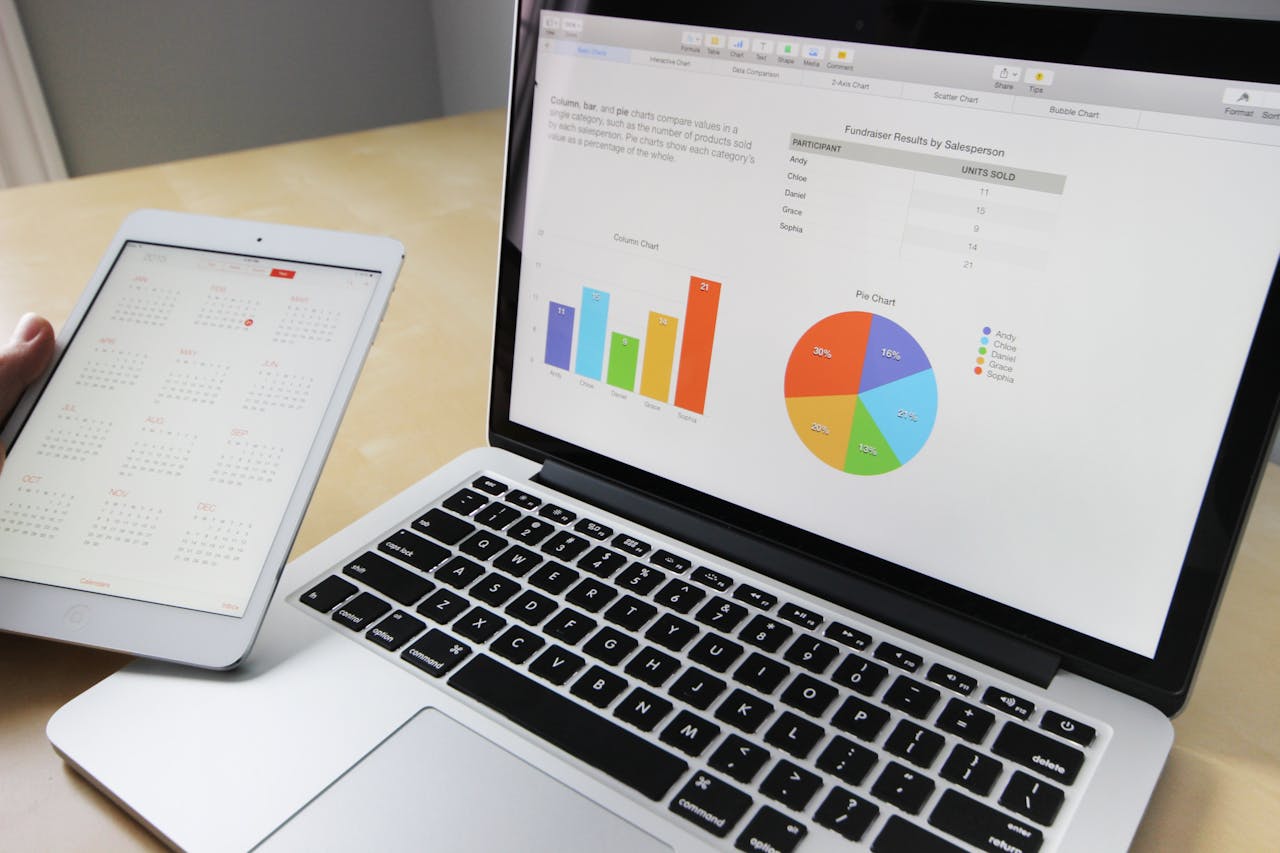 datos-en-un-portátil-para-trabajar-una-de-las-profesiones-mejor-pagads