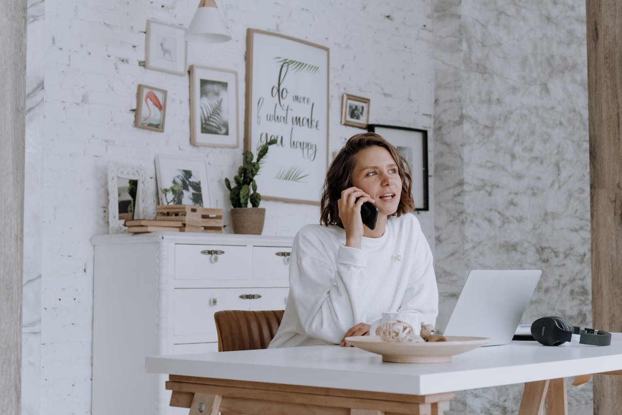 mujer-teletrabajando-necesita-asistentes-en-whatsapp-para-su-negocio