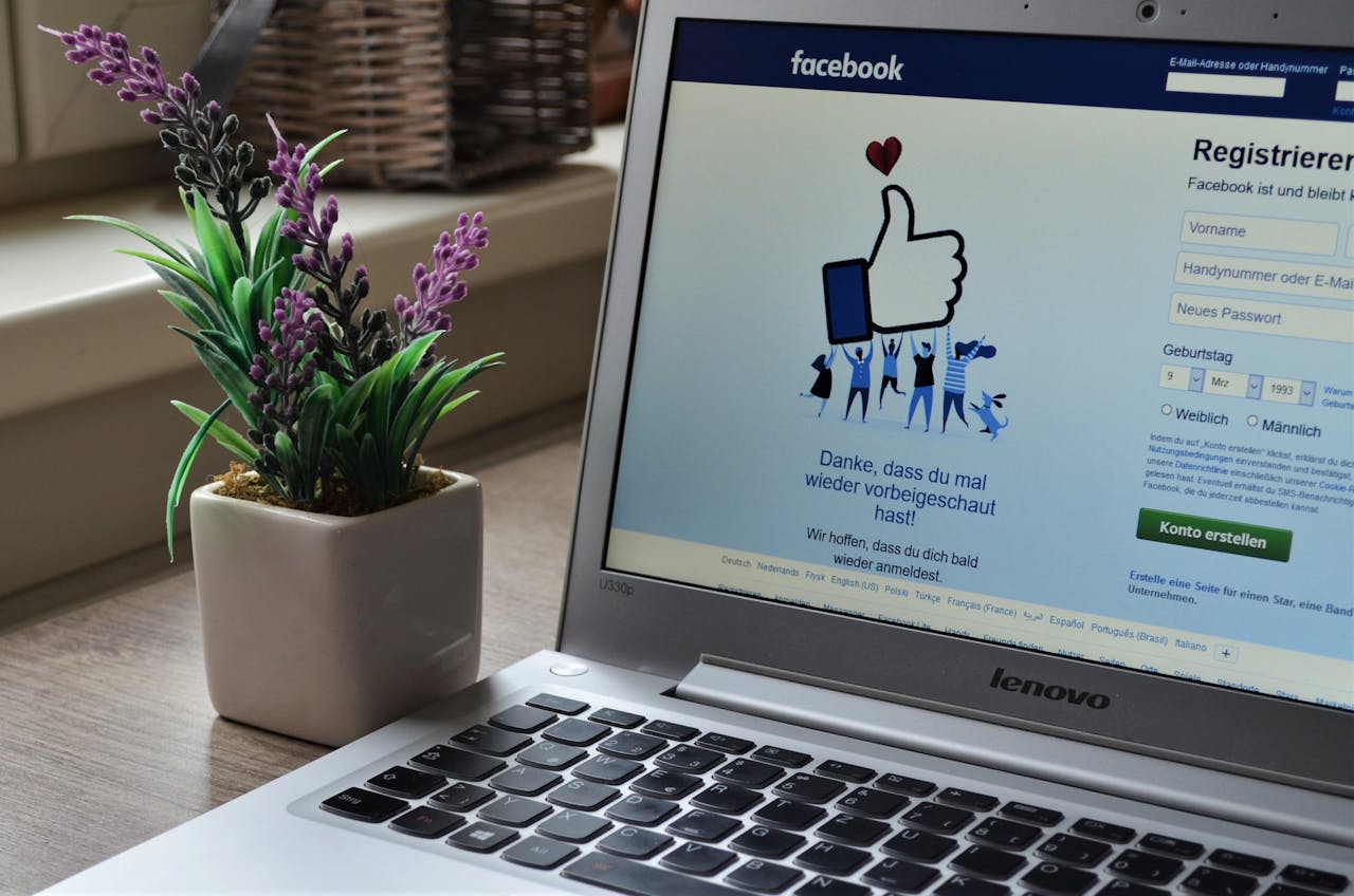 pagina-de-registro-de-facebook-en-un-portatil-para-venta-online-en-espana