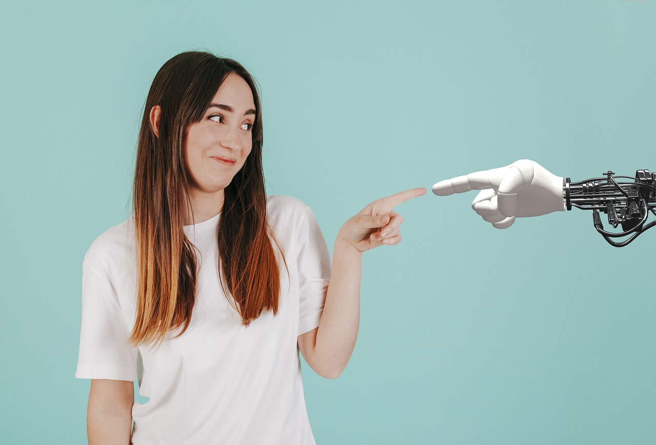 composicion-de-mujer-con-mano-de-humanoide-para-senalar-las-empresas-gestionadas-por-ia